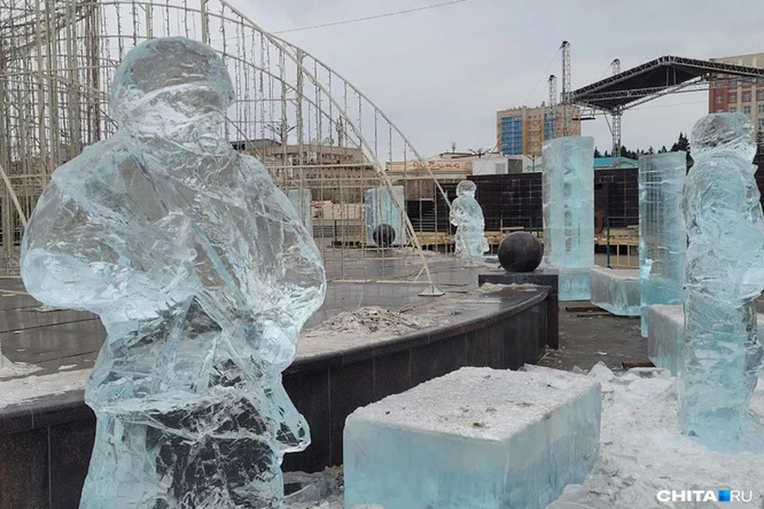Читу украсили ледяными и пластиковыми фигурами солдат к Новому году